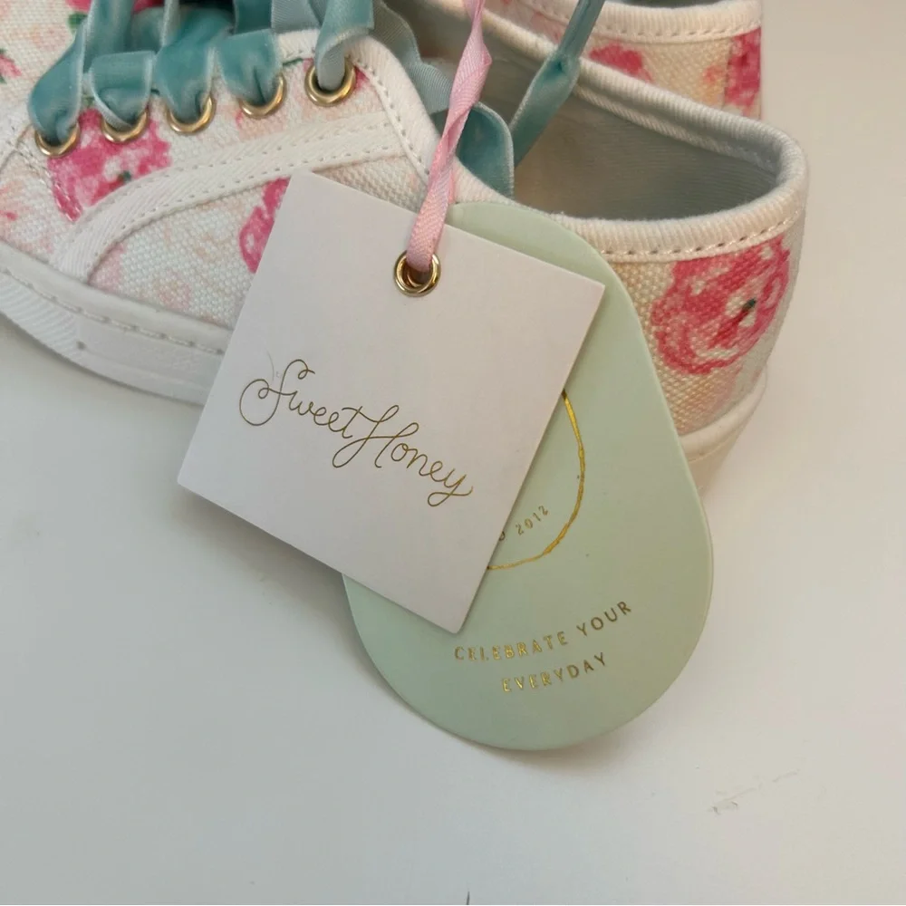 Sweethoney white rose patterned low top velvet lace sneaker size 5 new with tags